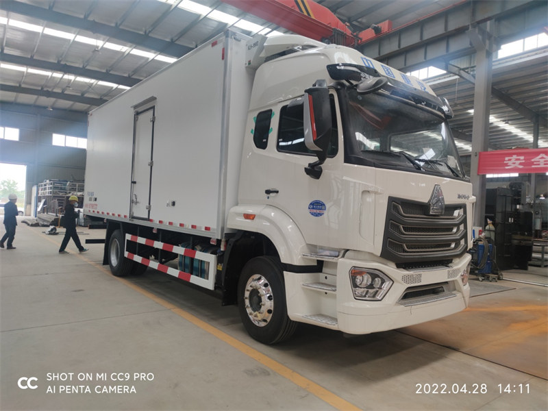 重汽豪沃NX國六6米8冷藏車