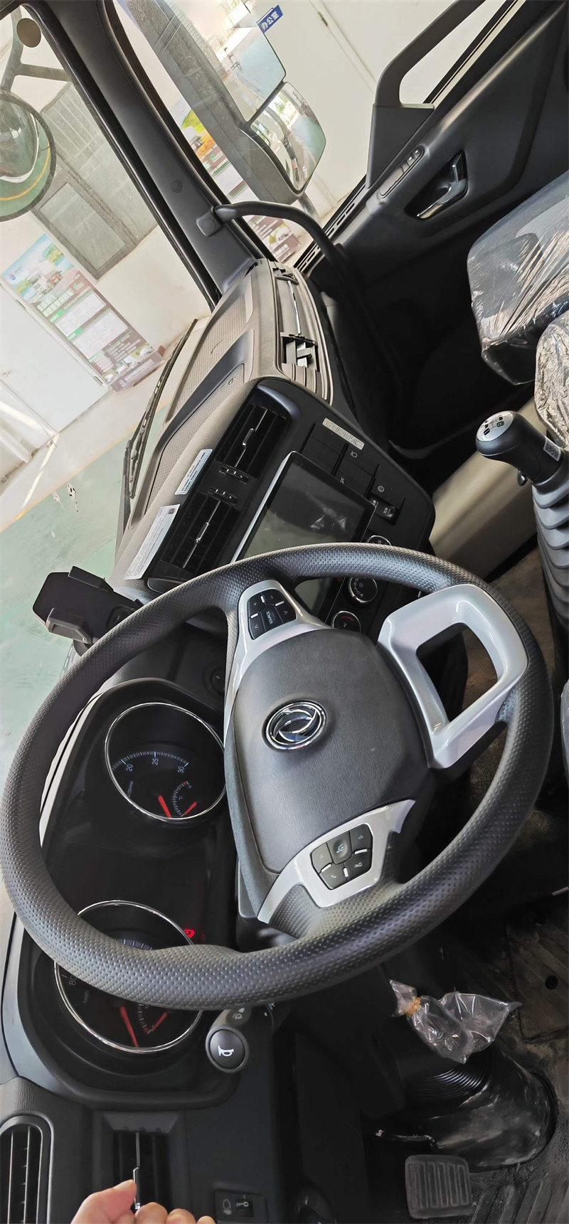 散裝飼料運(yùn)輸車高頂300馬力