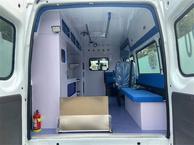 福特新全順負(fù)壓救護(hù)車整裝待發(fā)