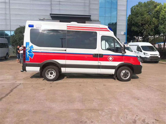 依維柯負壓型救護車