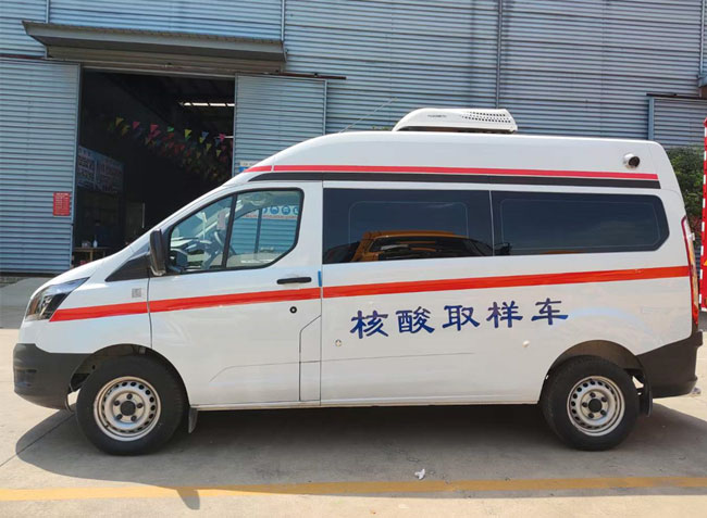 三窗口的江鈴v362福特移動(dòng)核酸采樣車