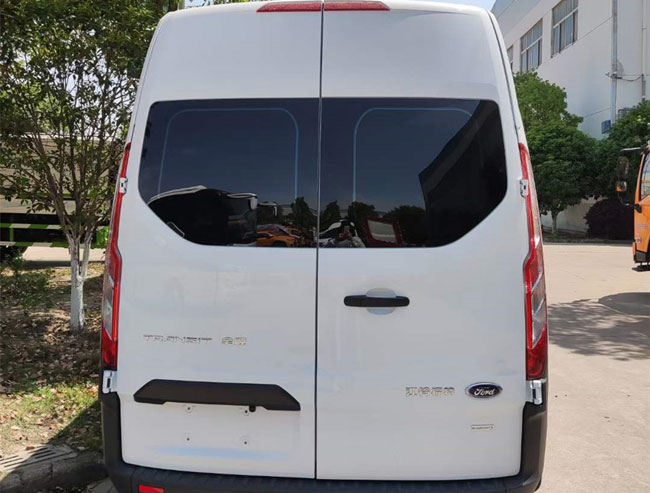 三窗口的江鈴v362福特移動(dòng)核酸采樣車