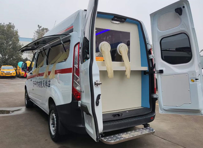 三窗口的江鈴v362福特移動(dòng)核酸采樣車