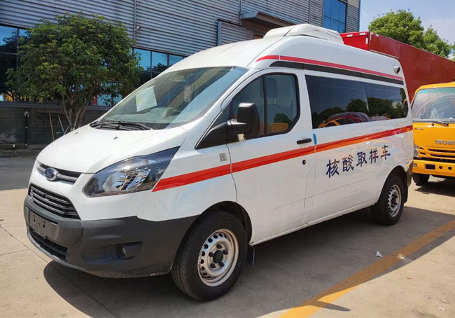 三窗口的江鈴v362福特移動(dòng)核酸采樣車