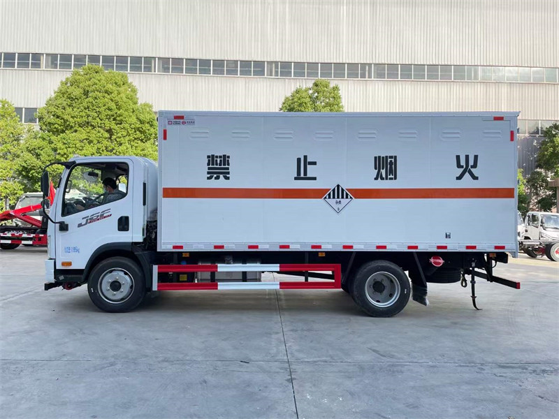 解放雜項(xiàng)危險(xiǎn)品運(yùn)輸車大減價(jià)