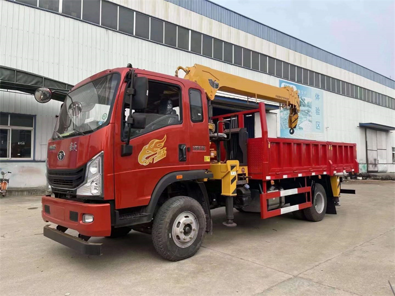 3900軸距隨車吊重汽豪曼