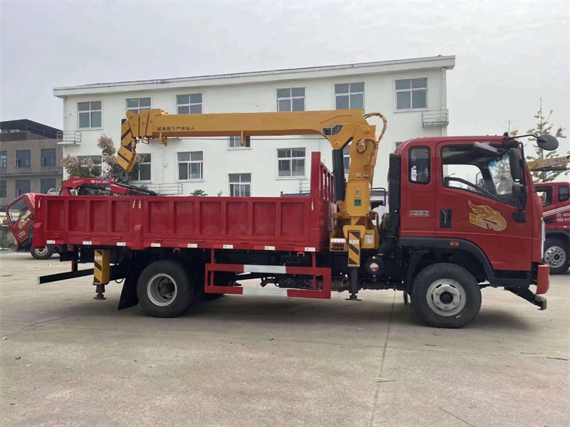 3900軸距隨車吊重汽豪曼