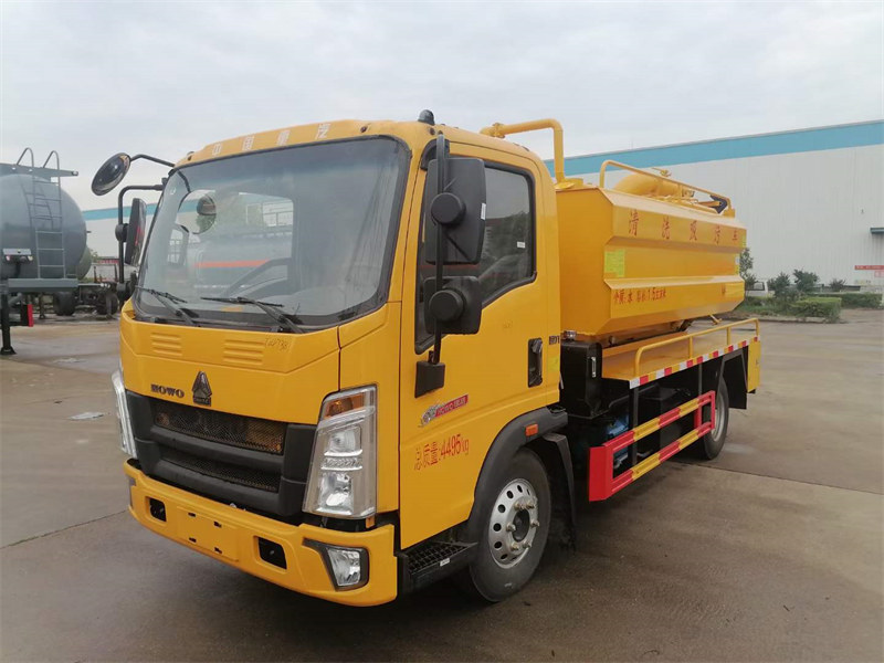 重汽豪沃清洗吸污車(chē)包藍(lán)牌