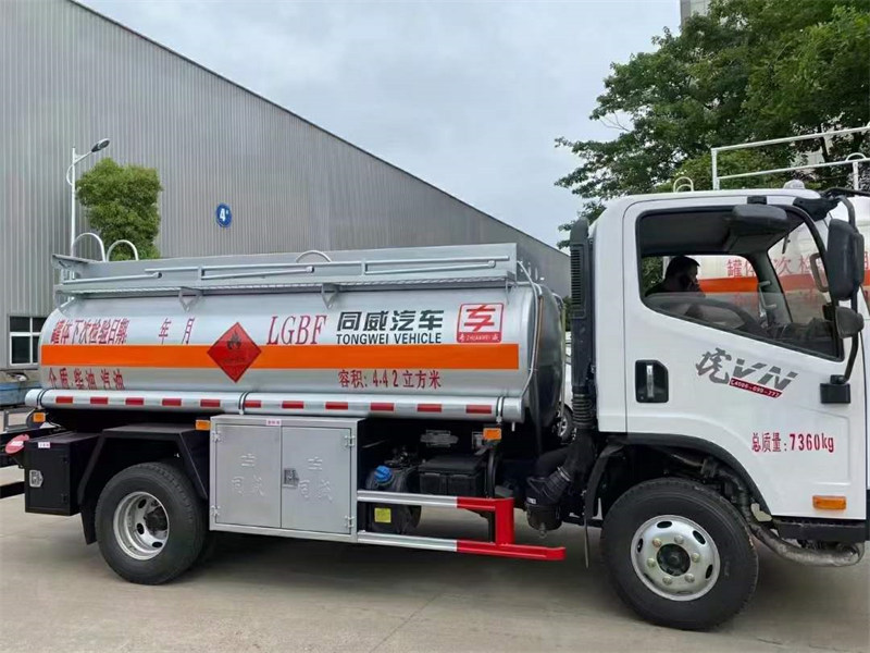 國六解放油罐車滿足新規(guī)