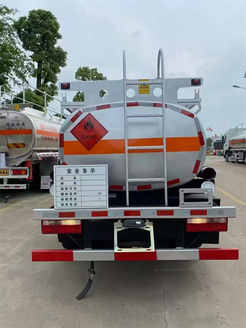 國六解放油罐車滿足新規(guī)