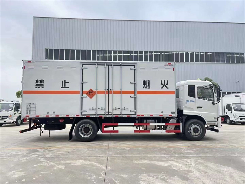 東風(fēng)6.8米爆破器材運輸車配置