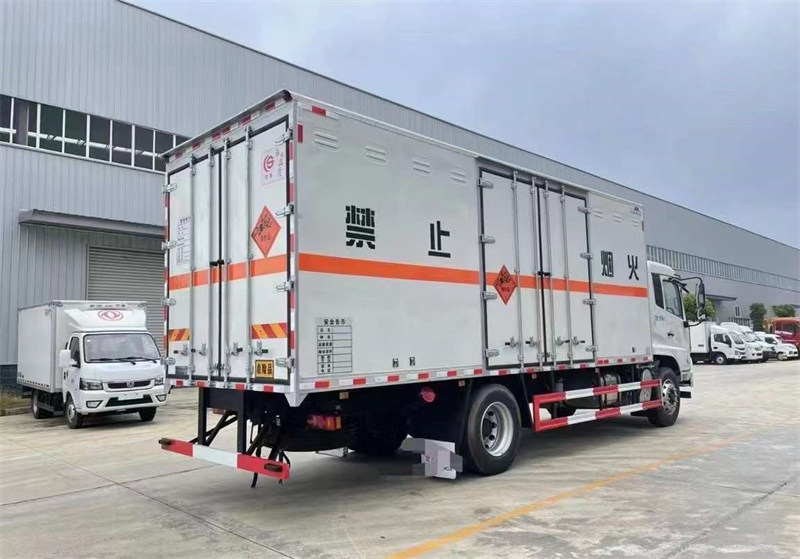 東風(fēng)6.8米爆破器材運輸車配置