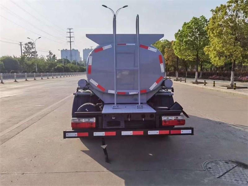 多利卡藍(lán)牌供液車多少錢
