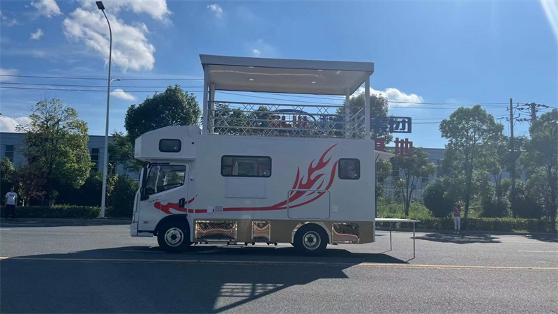 躍進H500升降頂房車現(xiàn)車一臺