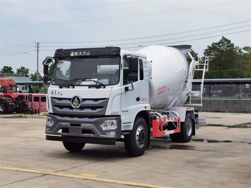 國(guó)六攪拌車(chē)雨雪開(kāi)車(chē)技巧