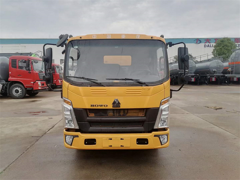 重汽豪沃清洗吸污車(chē)包藍(lán)牌