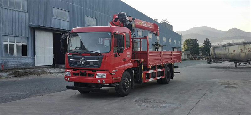 東?天風(fēng)?錦隨車吊活動(dòng)現(xiàn)車一臺(tái)