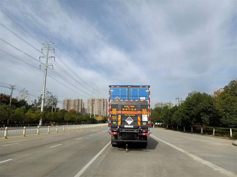9.6米危險物品廂式運輸車多少錢