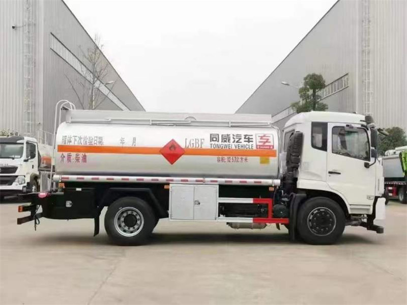 東錦風(fēng)?程10噸油罐車物美價(jià)廉