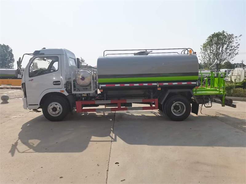 東風(fēng)福瑞卡天然氣灑水車
