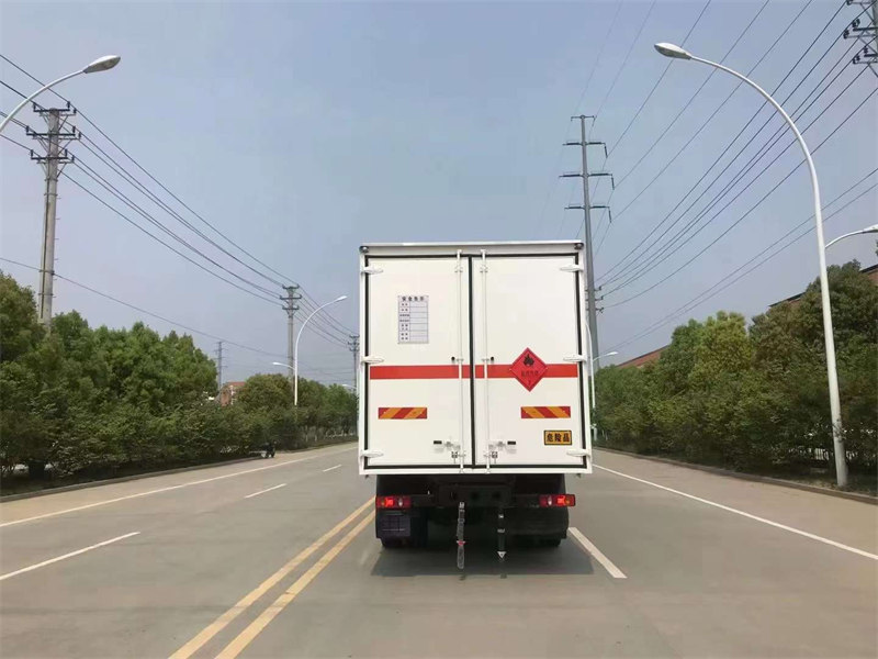 9類雜項(xiàng)6.8米危險(xiǎn)品廂式車現(xiàn)車