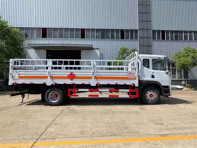 多利卡氣瓶運(yùn)輸車直賣價格