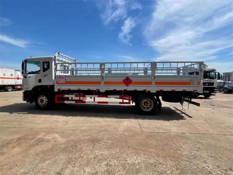 多利卡氣瓶運(yùn)輸車直賣價格