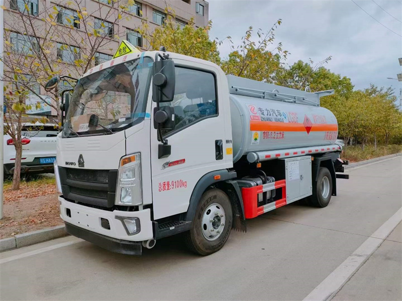 重汽豪沃6.2方加油車發(fā)車