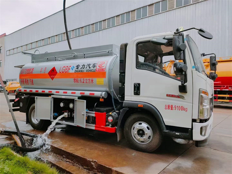 重汽豪沃6.2方加油車發(fā)車