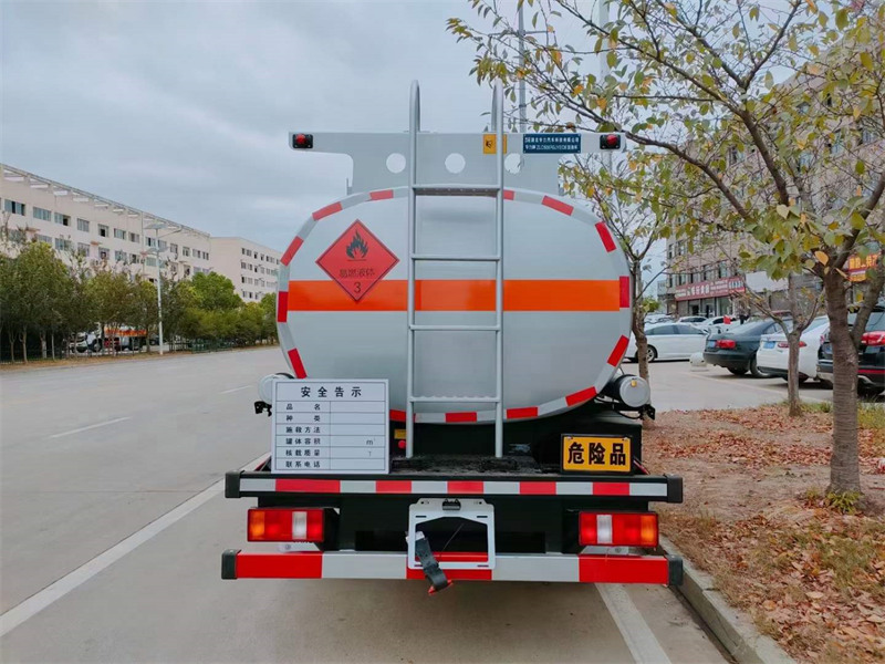 重汽豪沃6.2方加油車發(fā)車