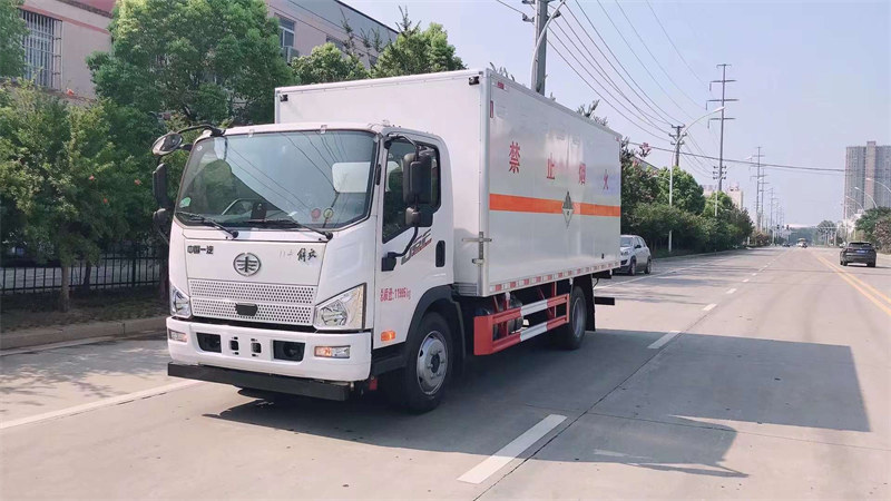 解放J6黃牌危險(xiǎn)品運(yùn)輸車額載7.2噸