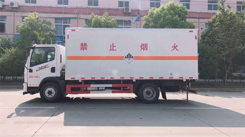 解放J6黃牌危險(xiǎn)品運(yùn)輸車額載7.2噸