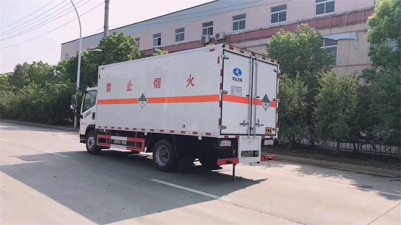 解放J6黃牌危險(xiǎn)品運(yùn)輸車額載7.2噸