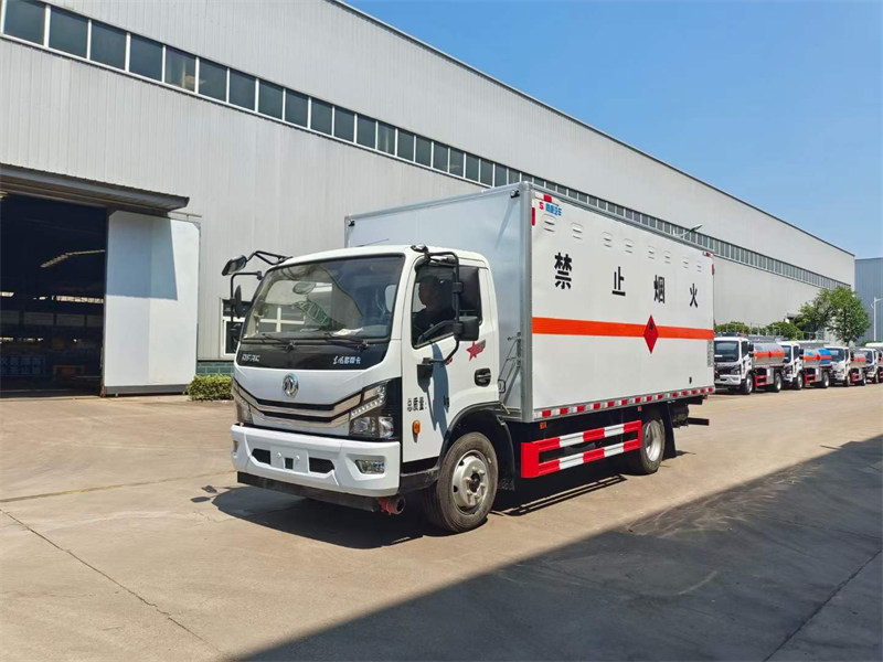 東風(fēng)D7易燃?xì)怏w廂式危險(xiǎn)品車(chē)包上戶(hù)