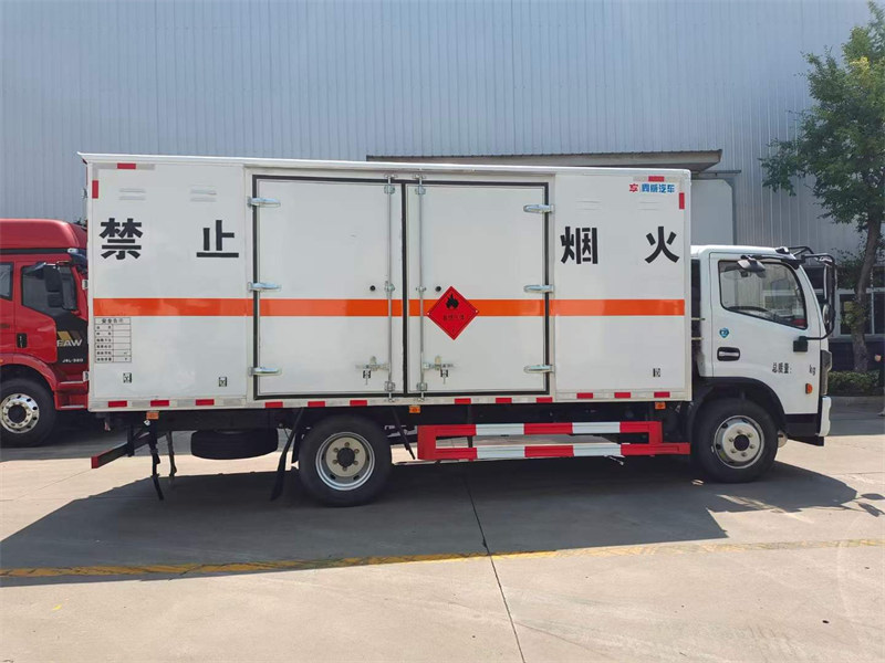 東風(fēng)D7易燃?xì)怏w廂式危險(xiǎn)品車(chē)包上戶(hù)