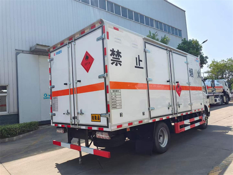 東風(fēng)D7易燃?xì)怏w廂式危險(xiǎn)品車(chē)包上戶(hù)