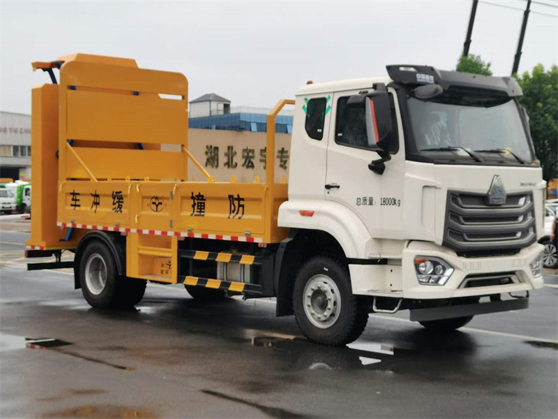 18噸防撞緩沖車豪沃新款寬體寬臥