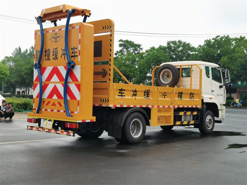 18噸防撞緩沖車豪沃新款寬體寬臥