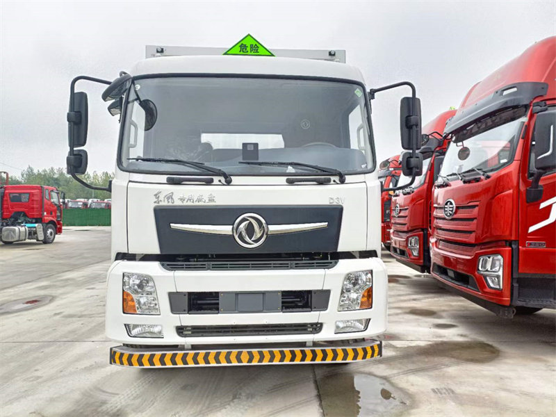 東風(fēng)D3ⅴ9.6米易燃液體廂式車發(fā)車天津