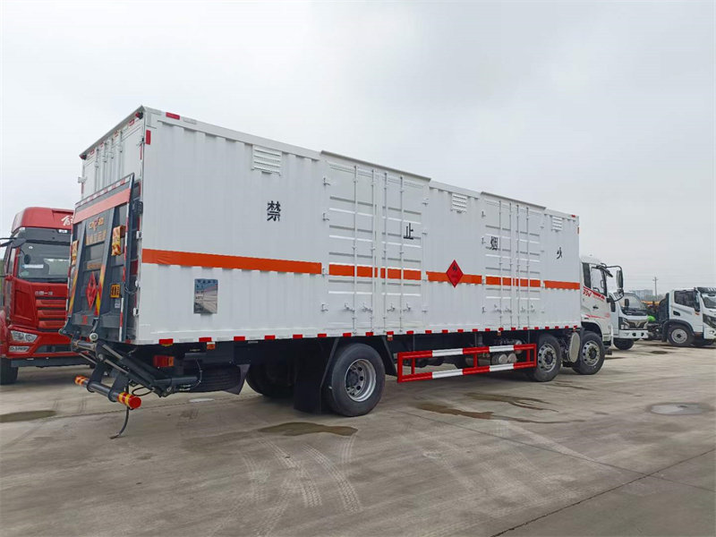 東風(fēng)D3ⅴ9.6米易燃液體廂式車發(fā)車天津