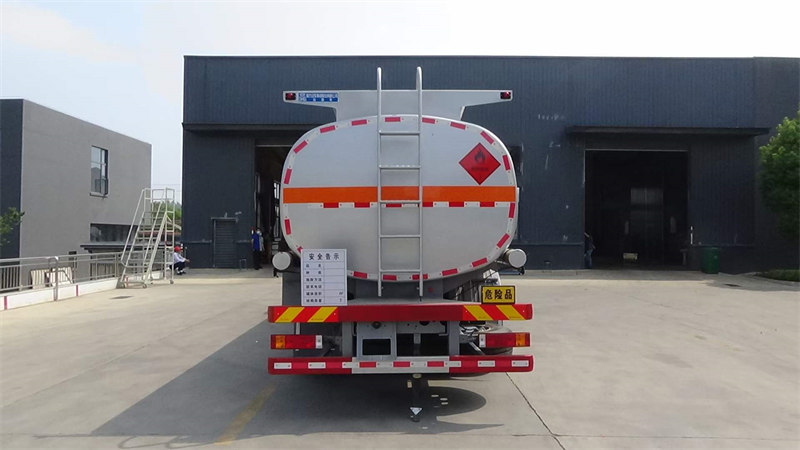 陜汽翼6危險(xiǎn)品小三軸油車性價(jià)高