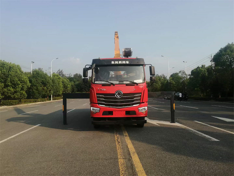 單橋隨車吊首選東風(fēng)D3