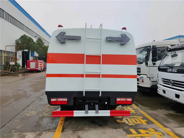 東風(fēng)國(guó)六4方護(hù)欄清洗車
