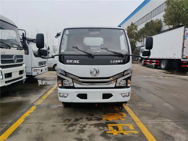 東風(fēng)國(guó)六4方護(hù)欄清洗車
