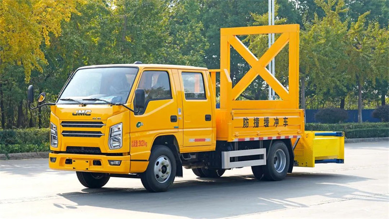 江鈴翻轉(zhuǎn)防撞緩沖車配曼力西防撞包