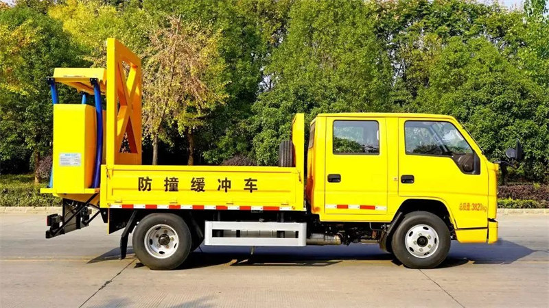 江鈴翻轉(zhuǎn)防撞緩沖車配曼力西防撞包