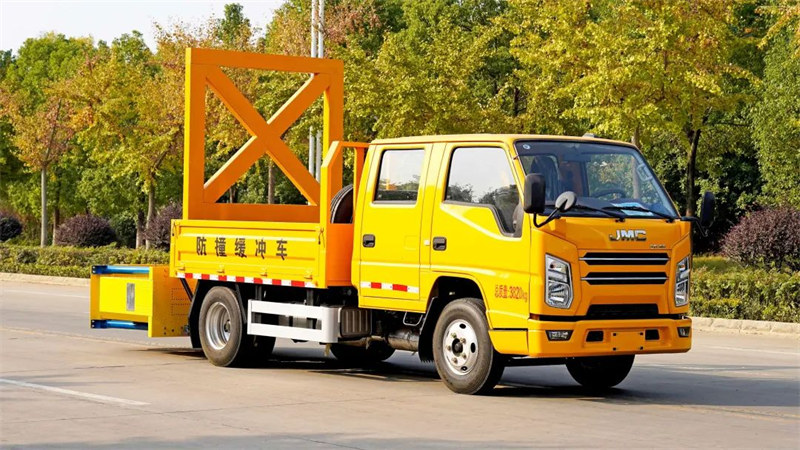 江鈴翻轉(zhuǎn)防撞緩沖車配曼力西防撞包