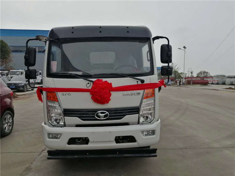 時(shí)風(fēng)藍(lán)牌5噸方罐灑水車