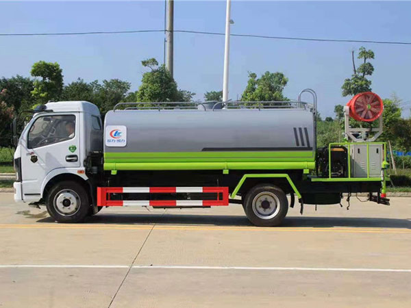 東風(fēng)8方灑水霧炮車(chē)