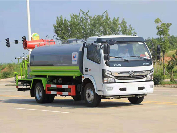 東風(fēng)8方灑水霧炮車(chē)